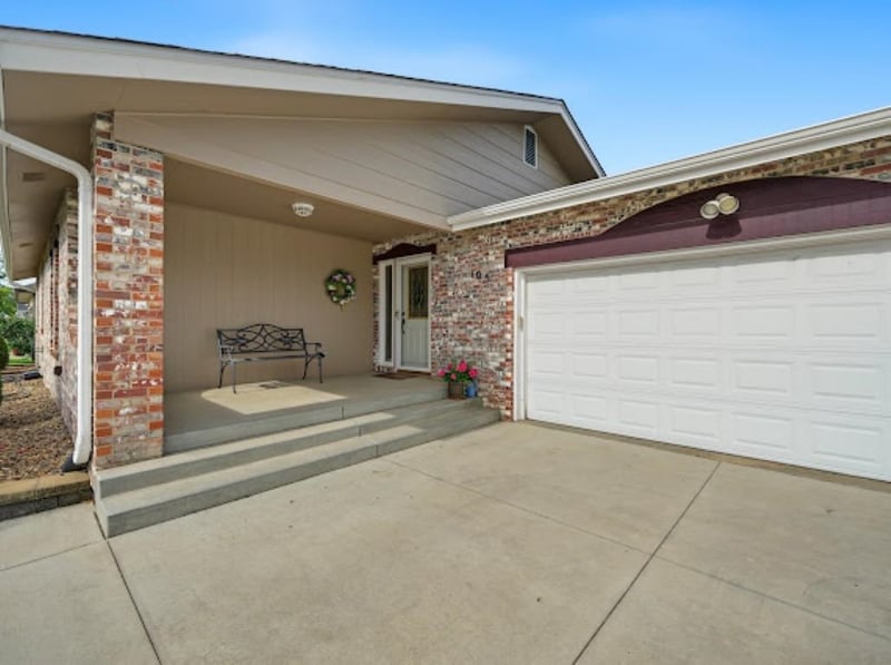 105 Douglas Dr, Salina, KS 67401