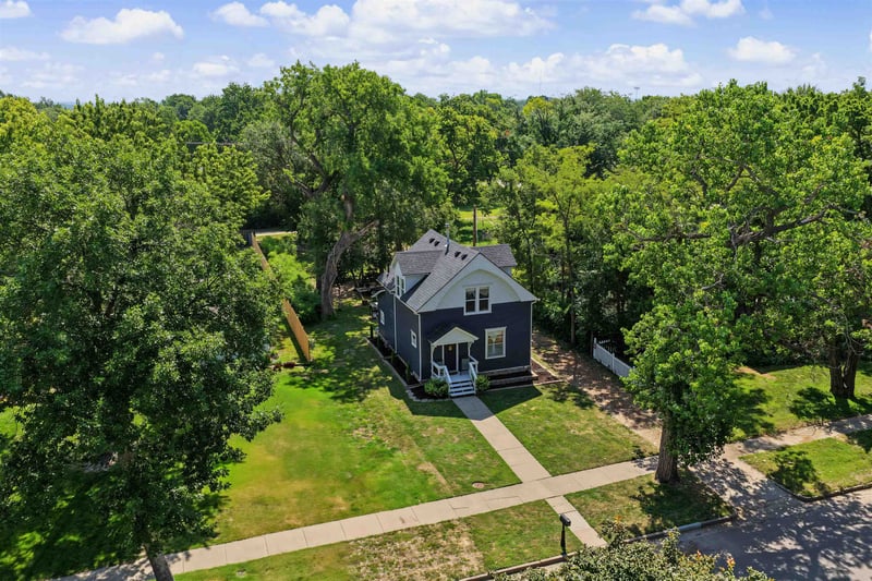 912 Main St, Lindsborg, KS 67456