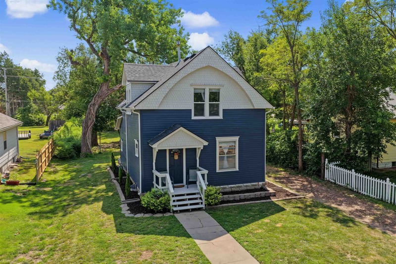 912 Main St, Lindsborg, KS 67456