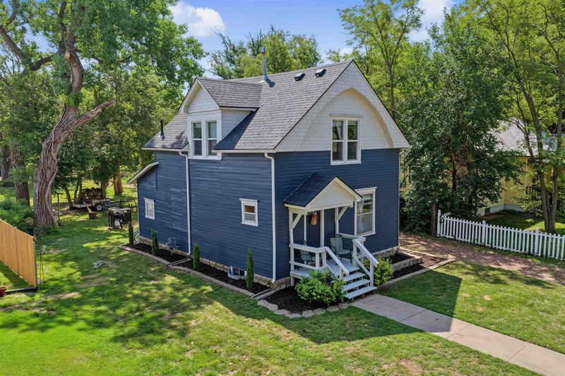 912 Main St, Lindsborg, KS 67456