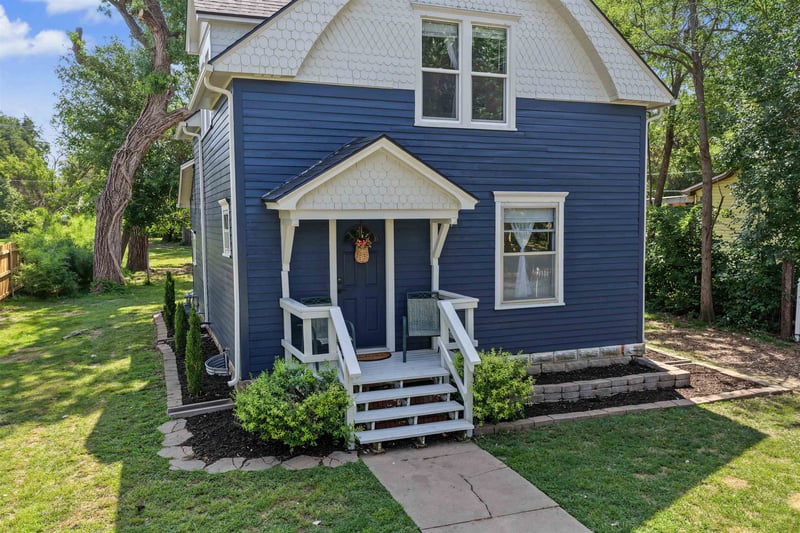 912 Main St, Lindsborg, KS 67456