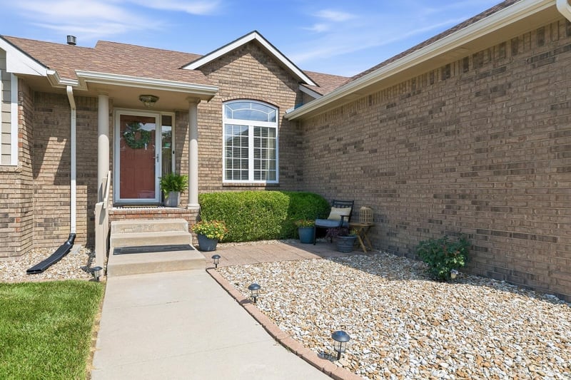 1025 Glenmoor St, Wichita, KS 67207