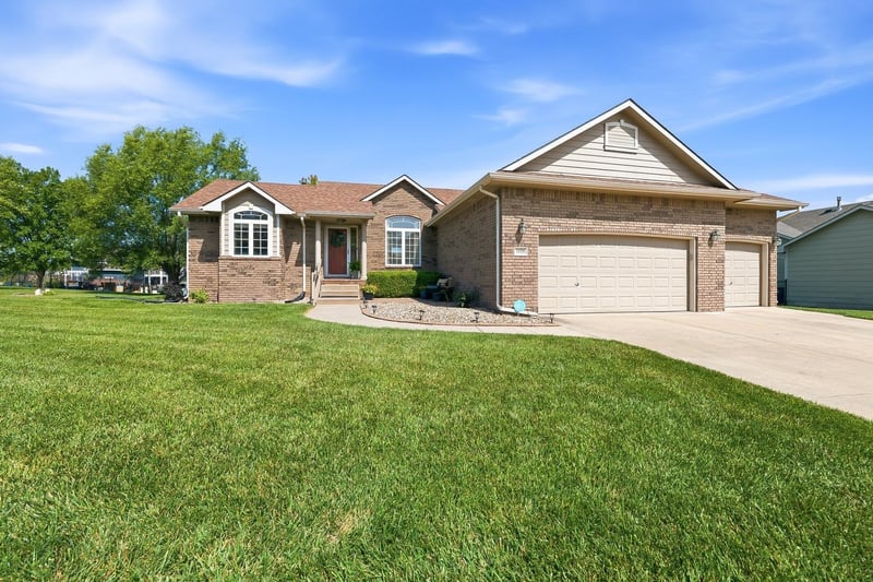 1025 Glenmoor St, Wichita, KS 67207