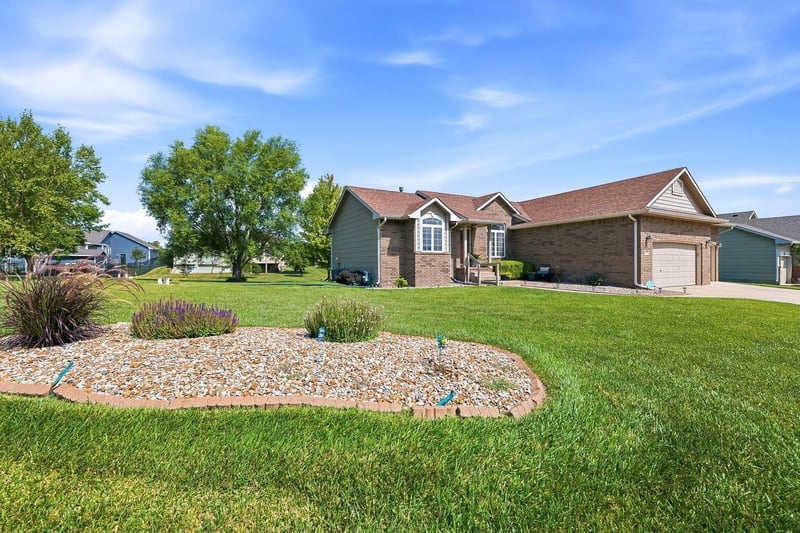 1025 Glenmoor St, Wichita, KS 67207