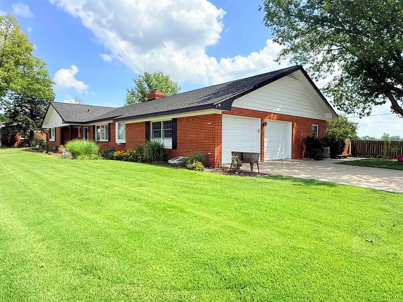 312 Willow Rd, Hillsboro, KS 67063