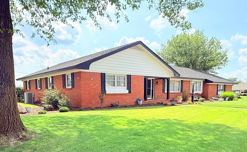 312 Willow Rd, Hillsboro, KS 67063