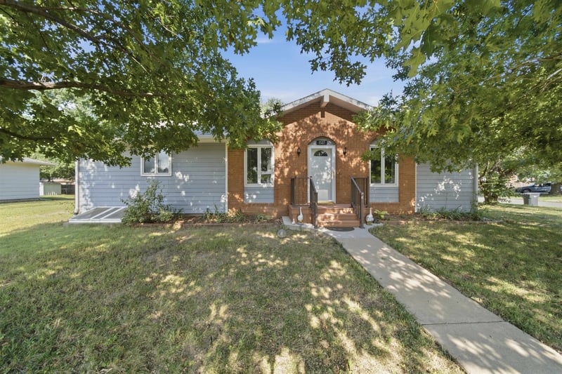 1527 Westborough , Newton, KS 67114