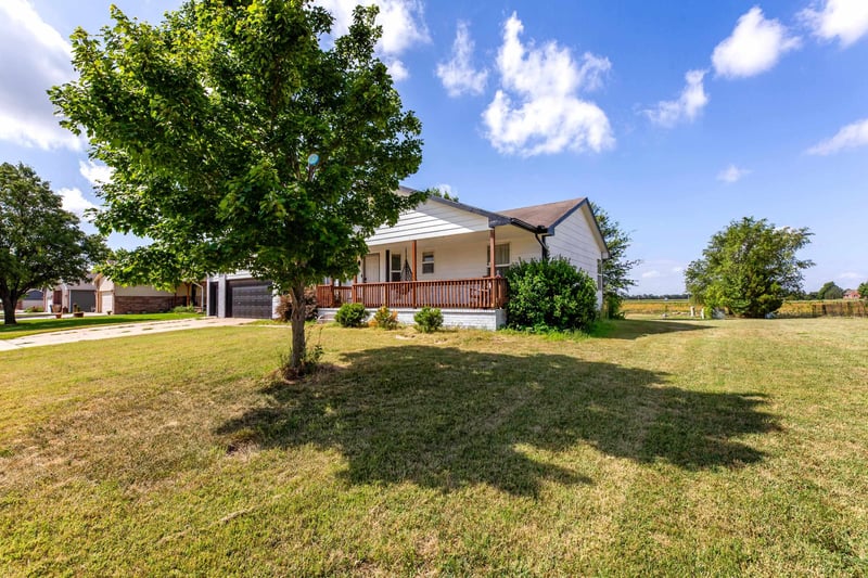 605 Clover Ln, Hesston, KS 67062