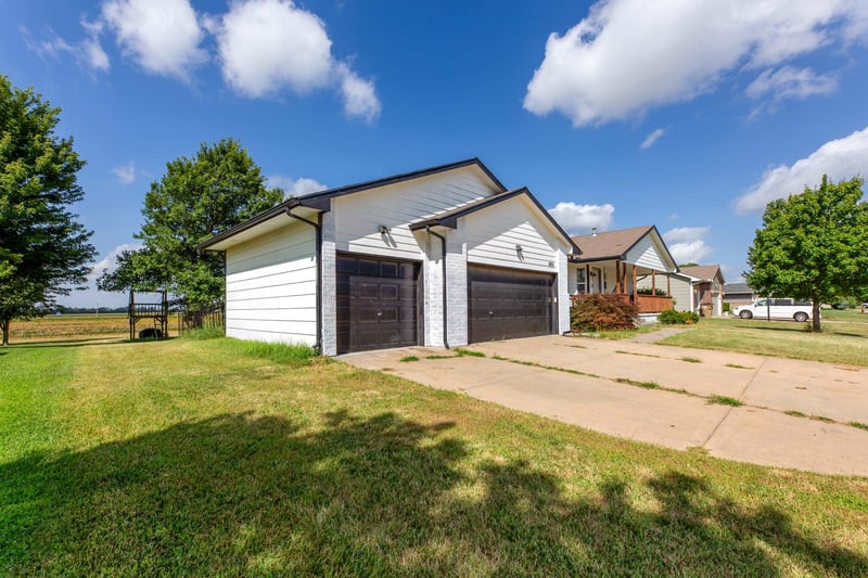 605 Clover Ln, Hesston, KS 67062