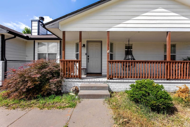 605 Clover Ln, Hesston, KS 67062