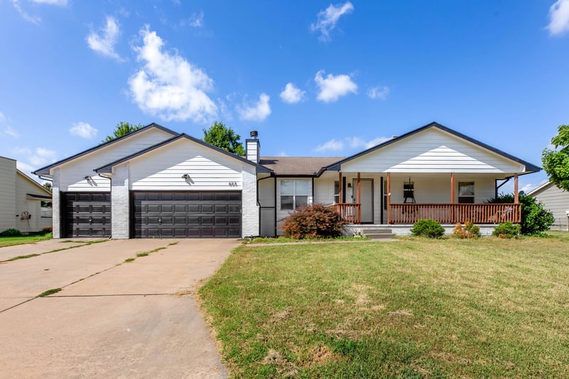605 Clover Ln, Hesston, KS 67062