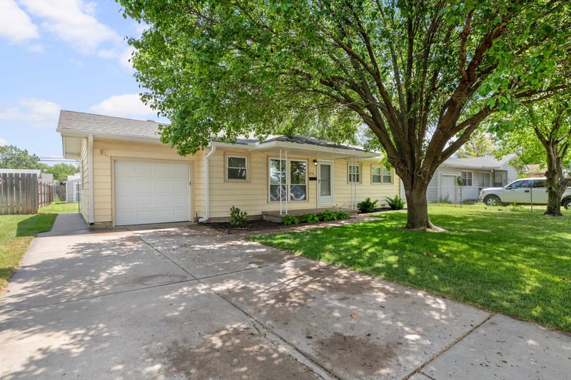 3236 S Bonn Ave, Wichita, KS 67217