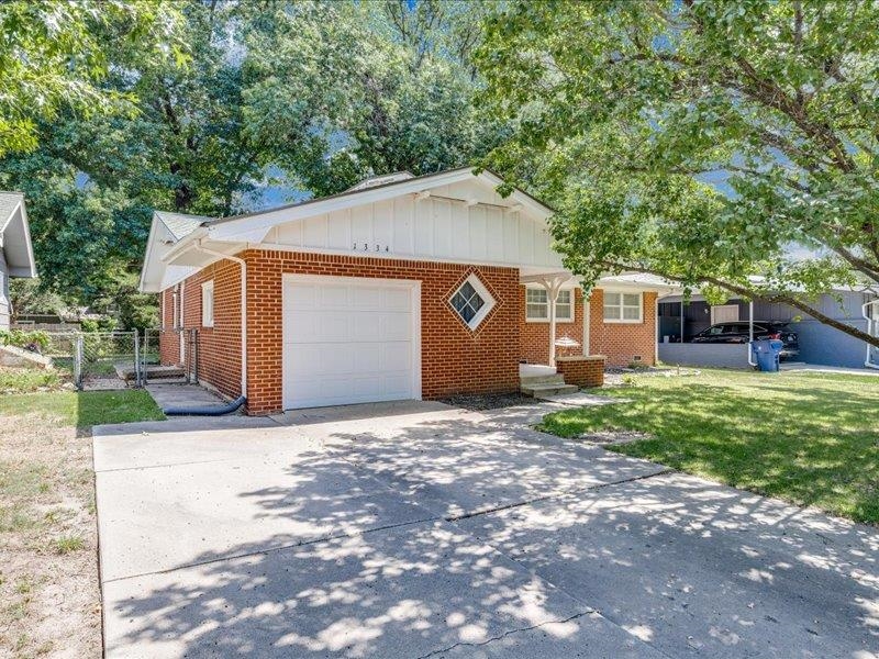 1334 Lakeview Dr, Derby, KS 67037