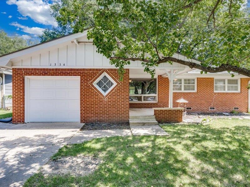 1334 Lakeview Dr, Derby, KS 67037