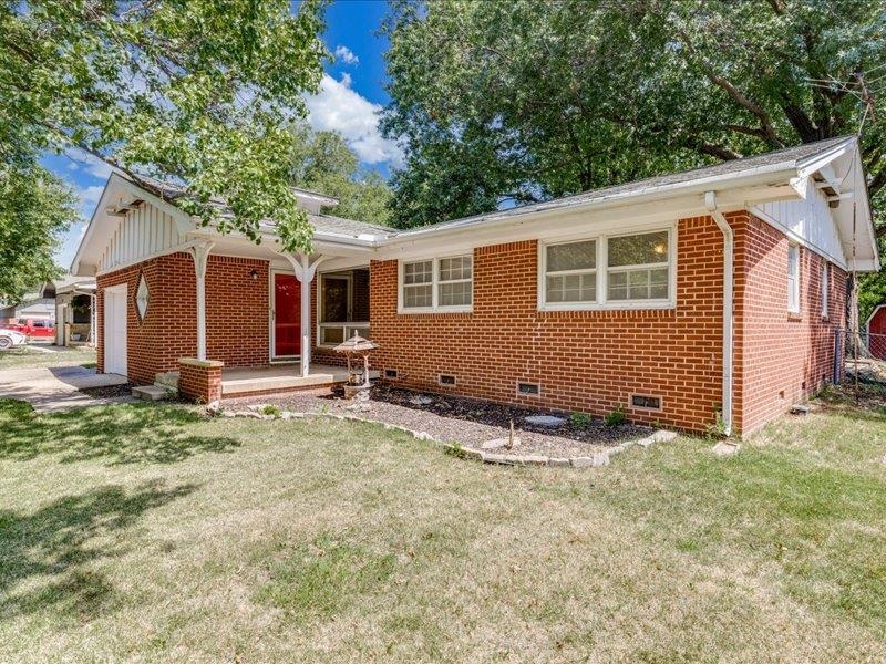 1334 Lakeview Dr, Derby, KS 67037