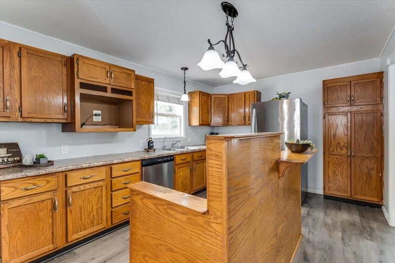 417 Hollywood Dr, Wichita, KS 67217