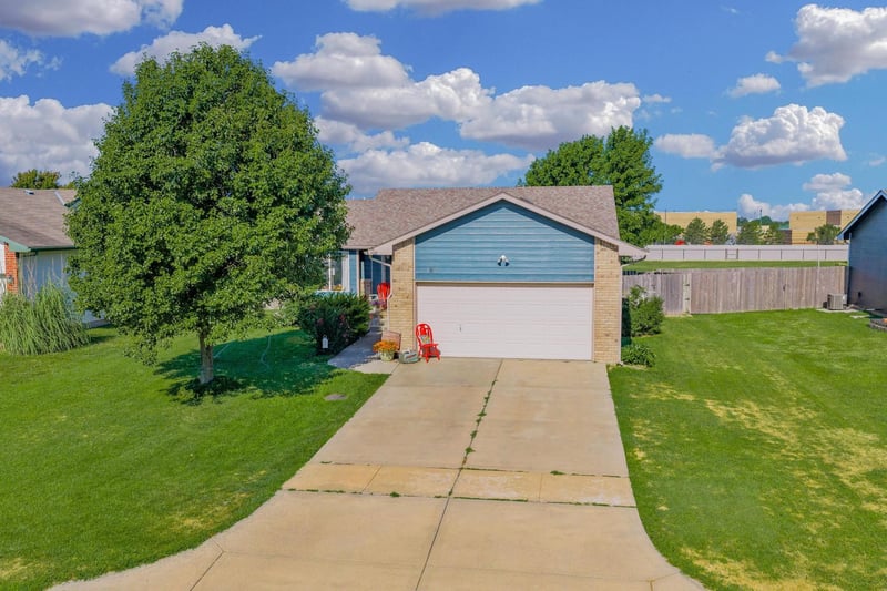 1815 Country Walk, Mulvane, KS 67110