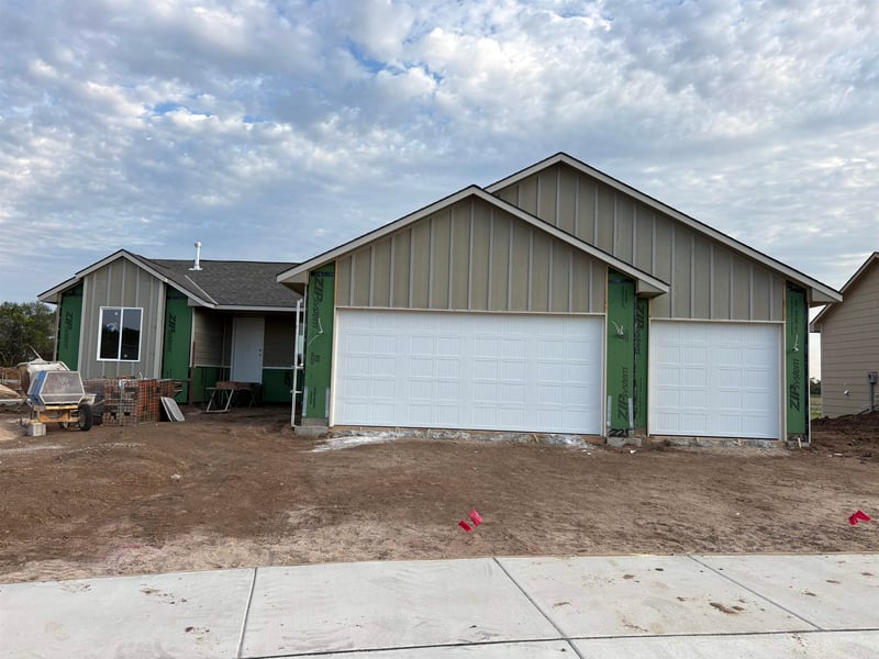 225 E Hanscom St, Derby, KS 67037