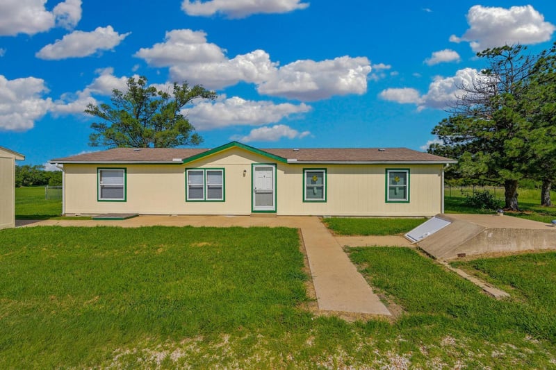 2948 82nd , Udall, KS 67146