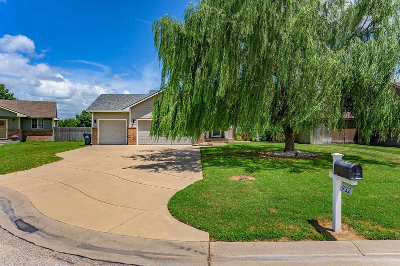 932 Peach Ct, Haysville, KS 67060