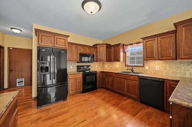 2122 Redhawk Ln, Salina, KS 67401