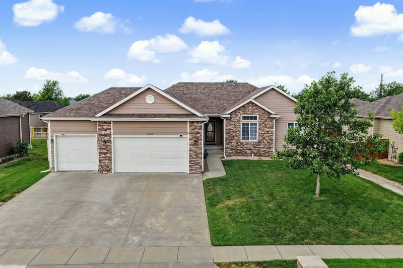 2122 Redhawk Ln, Salina, KS 67401