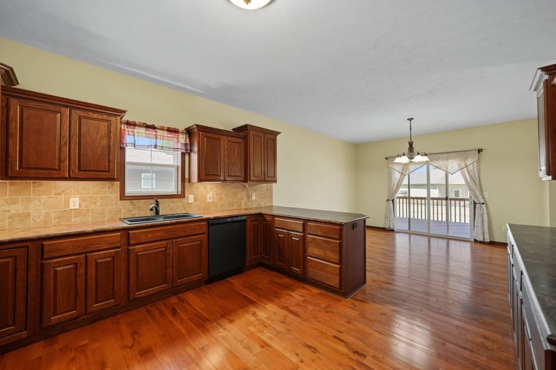 2122 Redhawk Ln, Salina, KS 67401