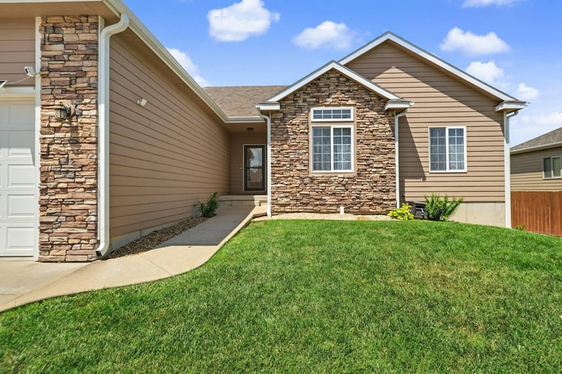 2122 Redhawk Ln, Salina, KS 67401
