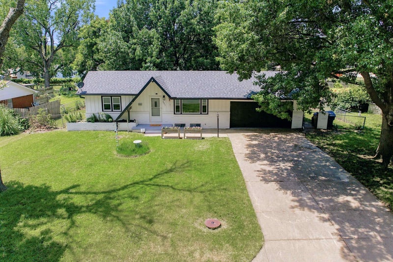 321 1st St, Clearwater, KS 67026