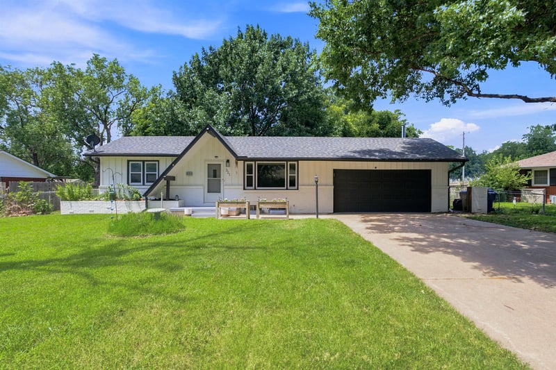 321 1st St, Clearwater, KS 67026