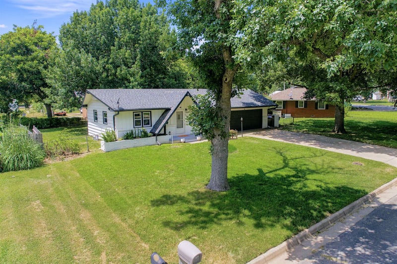 321 1st St, Clearwater, KS 67026