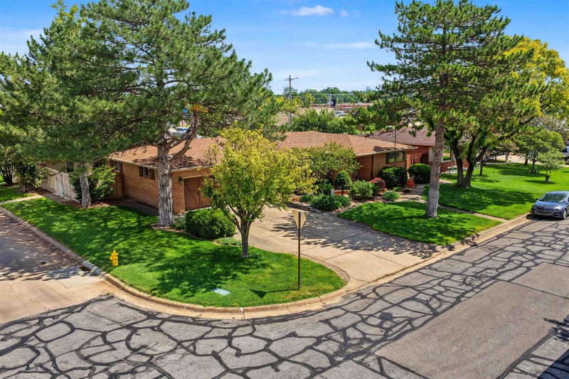 901 Millwood Dr, Salina, KS 67401