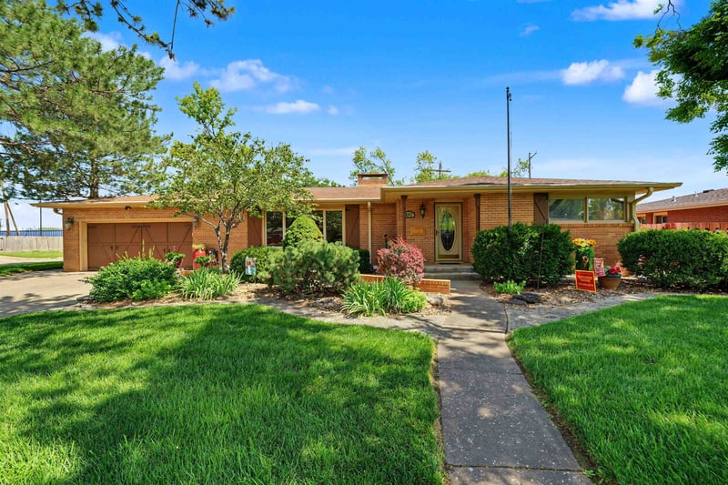 901 Millwood Dr, Salina, KS 67401