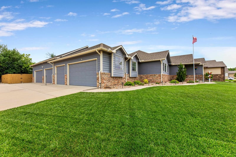 2102 Cranbrook St, Wichita, KS 67207