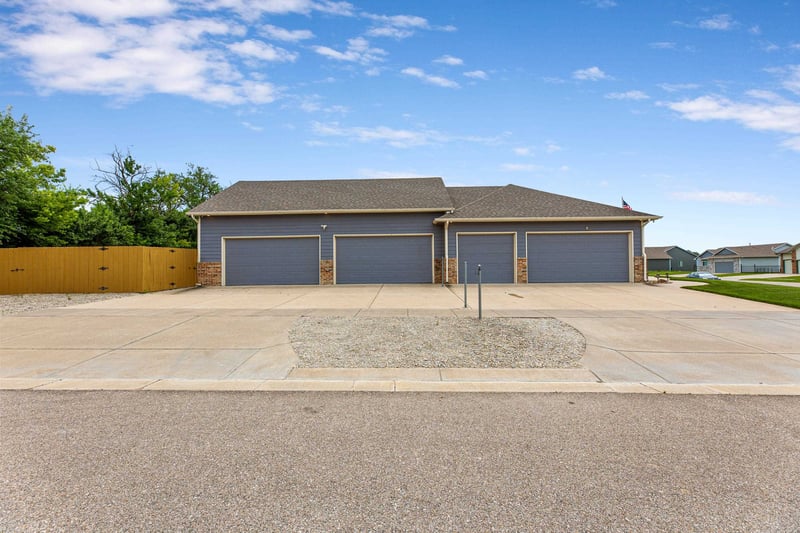 2102 Cranbrook St, Wichita, KS 67207