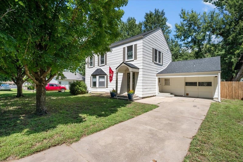 1322 4th St, Arkansas City, KS 67005