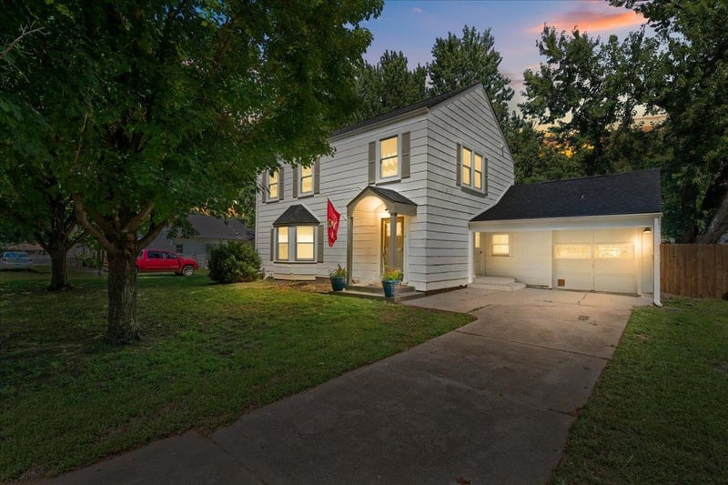 1322 4th St, Arkansas City, KS 67005