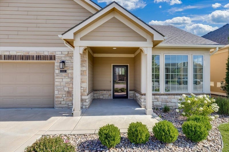 1004 Cross Creek Pl, Derby, KS 67037