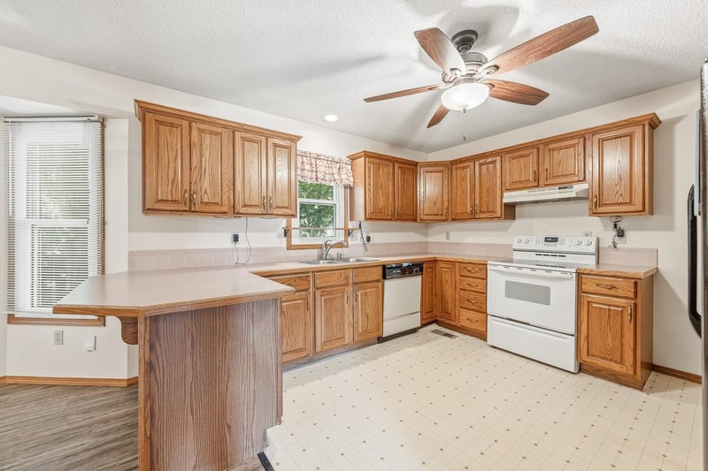 4479 Edgemoor Ct, Bel Aire, KS 67220