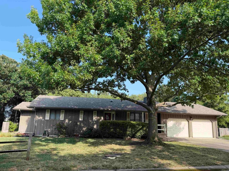 725 Lewis Dr, Hesston, KS 67062