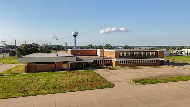906 Halstead St, Hutchinson, KS 67501