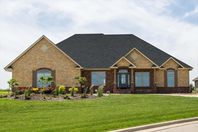 1920 Stoneridge Ln, Salina, KS 67401