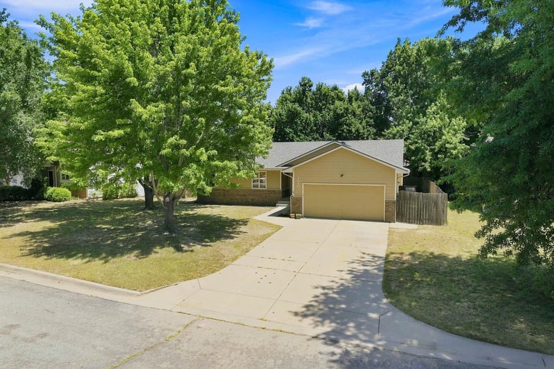 1610 Pine Grove St, Wichita, KS 67212