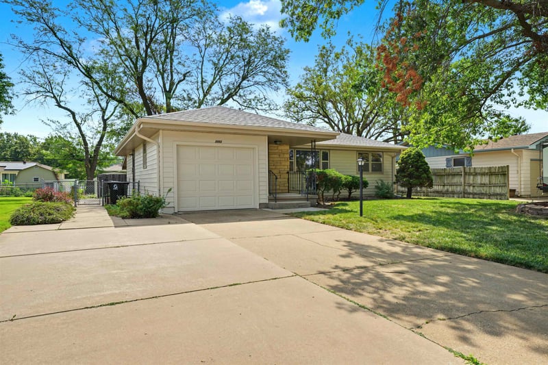 2093 Wesley St, Salina, KS 67401