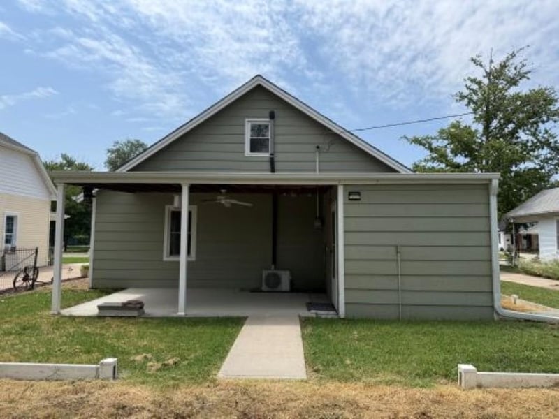 1002 Grimes St, Mcpherson, KS 67460-2827
