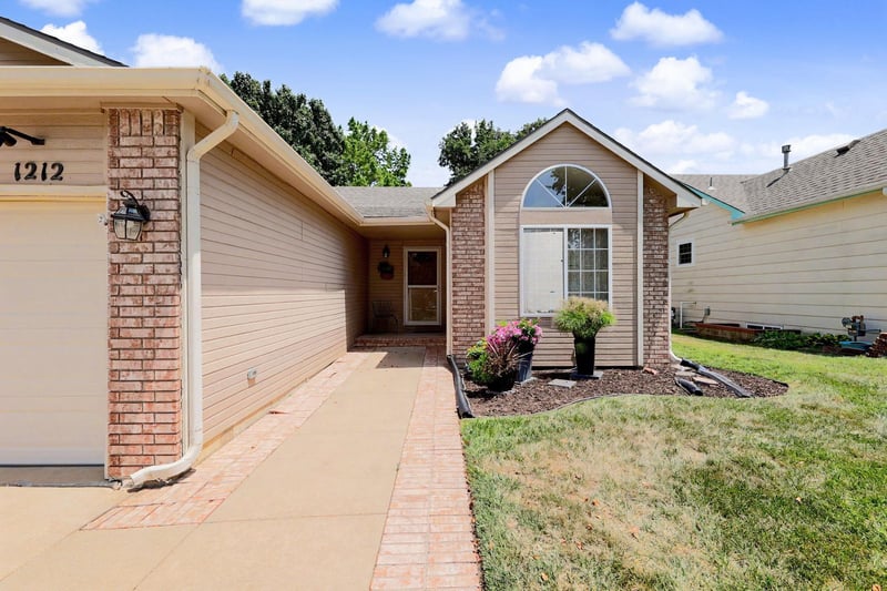 1212 Sunset Dr, Derby, KS 67037