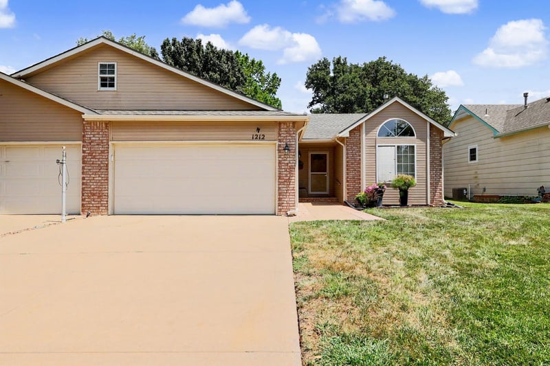 1212 Sunset Dr, Derby, KS 67037