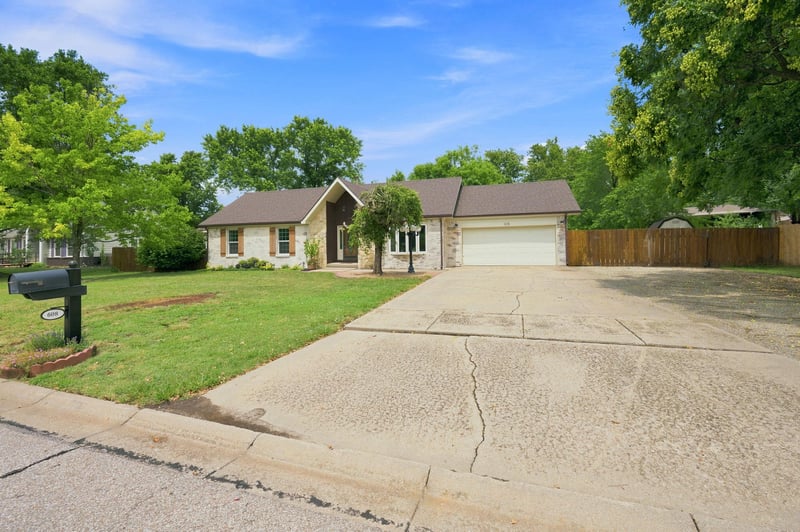 608 Meadow Rd, El Dorado, KS 67042