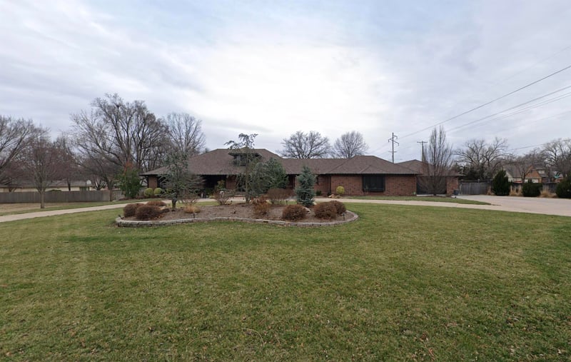 8001 E Killarney Ct, Wichita, KS 67206