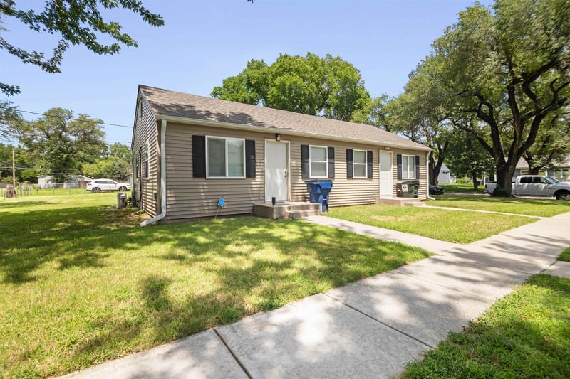 827-829 Terrace Dr, Wichita, KS 67218